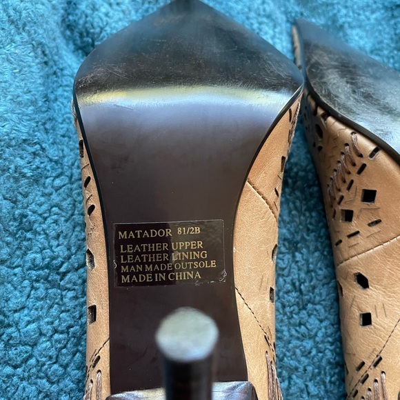 Camel-colored soft leather cut-out pointy toes pumps. Perfect color for Autumn! - Picture 8 of 8